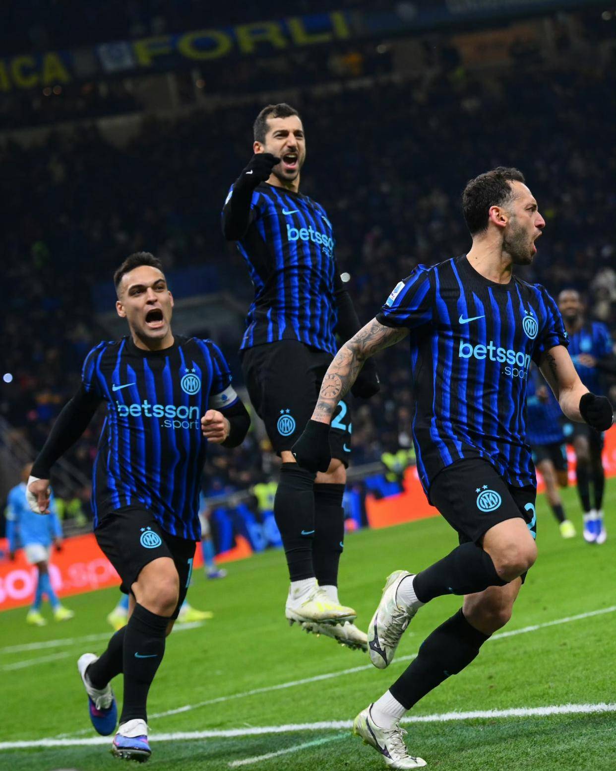 包含刚刚！那不勒斯豪取连胜备战亚冠风云突变武汉三镇今晚内部沟通，西亚卡姆新星高光表现表现惊艳的词条